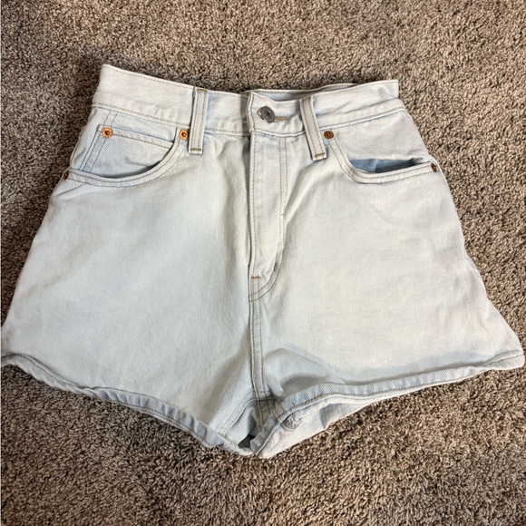 Levi's Light Wash Denim Women's Shorts - Picture 2 of 3
